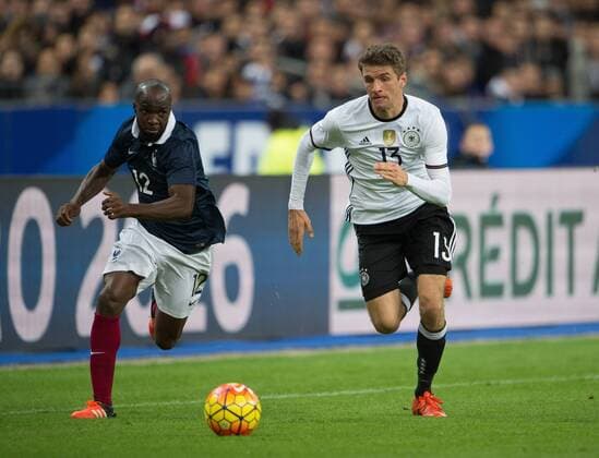 13. November 2015: Paris, Fussball Testspiel: Frankreich - Deutschland: V.l.: Lassana Diarra gegen Thomas Mueller (Deutschland).