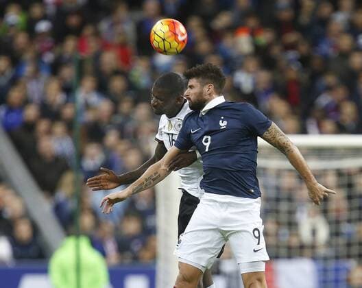 V.li. Antonio Rüdiger (GER) , Olivier Giroud 8FRA) . Frankreich-Deutschland . Fussball-Länderspiel 2015, Freundschaftsspiel . Paris, FRA, 13.11.2015 ,