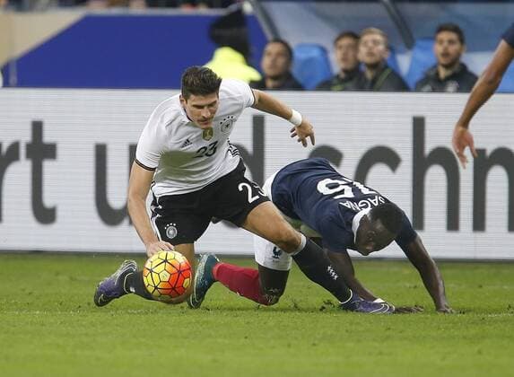 V.li. Mario Gomez (GER) , Bacary Sagna (FRA) . Frankreich-Deutschland . Fussball-Länderspiel 2015, Freundschaftsspiel . Paris, FRA, 13.11.2015 ,