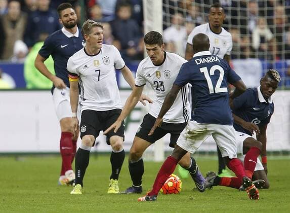 V.li. Bastian Schweinsteiger (GER) , Mario Gomez (GER) , Lassana Diarra 8FRA) . Frankreich-Deutschland . Fussball-Länderspiel 2015, Freundschaftsspiel . Paris, FRA, 13.11.2015 ,