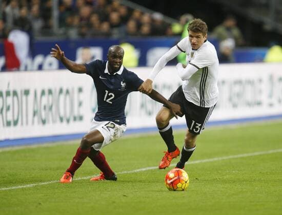 V.li. Lassana Diarra 8FRA), Thomas Müller (GER) . Frankreich-Deutschland . Fussball-Länderspiel 2015, Freundschaftsspiel . Paris, FRA, 13.11.2015 ,