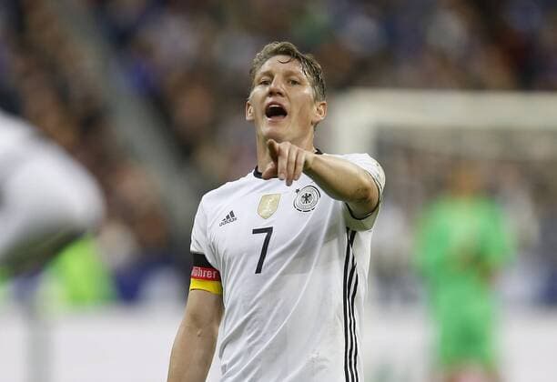 Bastian Schweinsteiger (GER) gibt Anweisung . Frankreich-Deutschland . Fussball-Länderspiel 2015, Freundschaftsspiel . Paris, FRA, 13.11.2015 ,