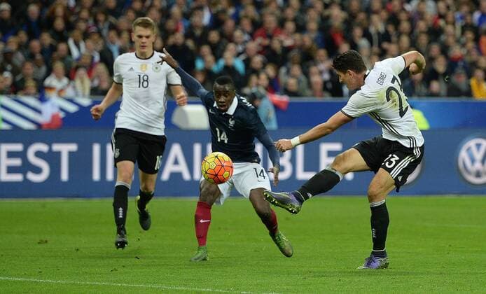 13.11.2015, xfux, Fussball Testspiel, Frankreich - Deutschland, emspor, v.l. Blaise Matuidi (Frankreich), Mario Gomez (Deutsche Fussball Nationalmannschaft DFB)