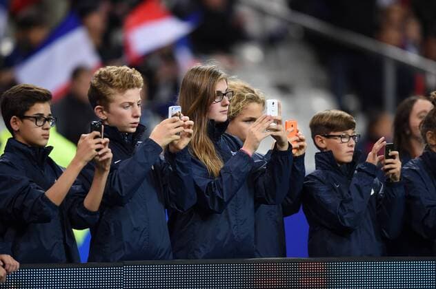 FUSSBALL INTERNATIONAL SAISON 2015 2016 TESTSPIEL Frankreich - Deutschland 13.11.2015 Kids machen schiessen an der Bande noch schnell ein Erinnerungsfoto 