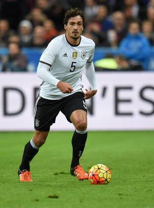 FUSSBALL INTERNATIONAL SAISON 2015 2016 TESTSPIEL Frankreich - Deutschland 13.11.2015 Mats Hummels (Deutschland) am Ball 