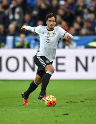 FUSSBALL INTERNATIONAL SAISON 2015 2016 TESTSPIEL Frankreich - Deutschland 13.11.2015 Mats Hummels (Deutschland) am Ball 