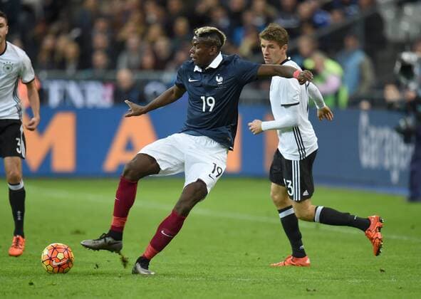 FUSSBALL INTERNATIONAL SAISON 2015 2016 TESTSPIEL Frankreich - Deutschland 13.11.2015 Paul Pogba (li, Frankreich) gegen Thomas Mueller (re, Deutschland) 