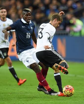 FUSSBALL INTERNATIONAL SAISON 2015 2016 TESTSPIEL Frankreich - Deutschland 13.11.2015 Paul Pogba (li, Frankreich) gegen Thomas Mueller (re, Deutschland) 
