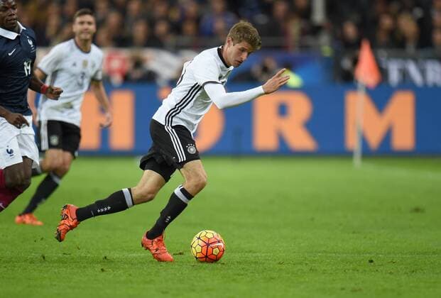 FUSSBALL INTERNATIONAL SAISON 2015 2016 TESTSPIEL Frankreich - Deutschland 13.11.2015 Thomas Mueller (Deutschland) am Ball 