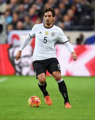 FUSSBALL INTERNATIONAL SAISON 2015 2016 TESTSPIEL Frankreich - Deutschland 13.11.2015 Mats Hummels (Deutschland) am Ball 