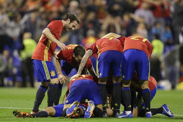 13.11.2015. Estadio Jose Rico Perez, Alicante, Spain. International Friendly LÃ¤nderspiel Spain versus England. Spain s players celebrate their opening goal, scored by Mario Gaspar (on ground) xCraigxMercerx  ActionPlus11681333
