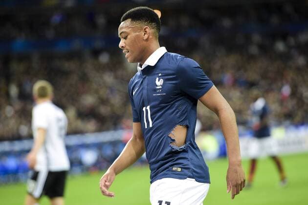 Fußball, Länderspiel, Anthony Martial spielt mit zerrissenem Trikot, Frankreich - Deutschland Anthony Martial (Fra) - Fussball, Länderspiel Nationalteam, Testspiel, Frankreich vs. Deutschland - 13 11 2015 JBAutissier Panoramic 