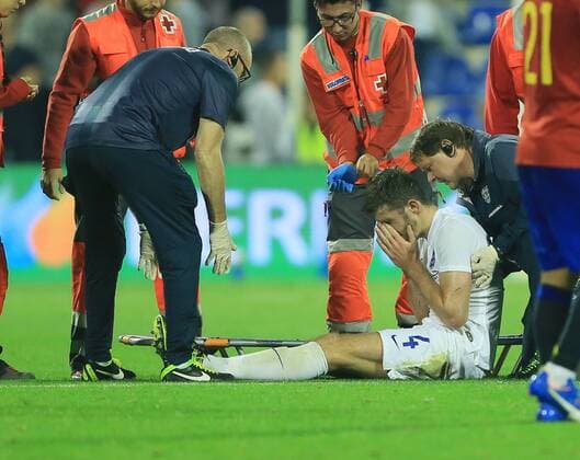 England s Michael Carrick goes off injured International Friendly Länderspiel - Spain vs England - Estadio Jose Rico Perez Stadium - Spain - 13th November 2015 - Picture David Klein Sportimage EDITORIAL USE ONLY. No use with unauthorised audio, video, data, fixture lists, club league logos or live services. Online in-match use limited to 120 images, no video emulation. No use in betting, games or single club league player publications.