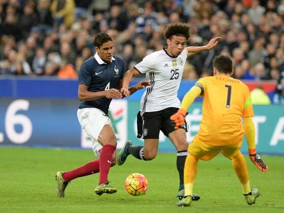 Fussball, Herren, Länderspiel (Testspiel), Saison 2015 2016, Frankreich - Deutschland in Paris, v. l. Raphael Varane (Frankreich), Leroy Sane (Deutschland), Torwart Hugo Lloris (Frankreich), 13.11. 2015,