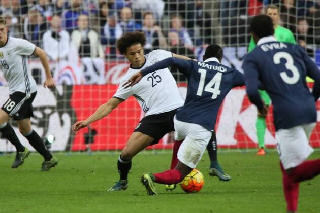 Leroy Sane (D) wird eingewechselt gegen Julian Draxler und ist der 27. Debütant unter Löw - Frankreich vs. Deutschland, EM-Qualifikation, Stade de France