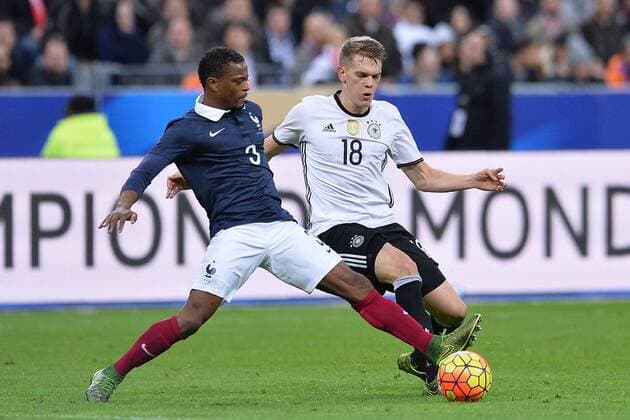 Fußball Länderspiel Frankreich - Deutschland am 13.11.2015 im Stade de France in Paris Patrice Evra ( Frankreich ), links - Matthias Ginter ( Deutschland ), rechts xTTx