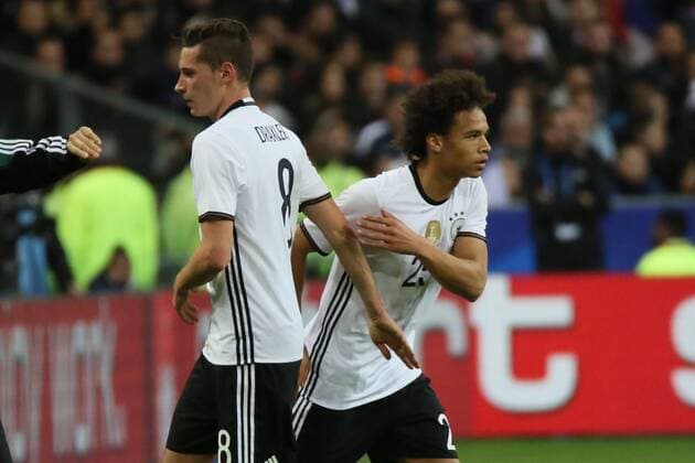 Leroy Sane (D) wird eingewechselt gegen Julian Draxler und ist der 27. Debütant unter Löw - Frankreich vs. Deutschland, EM-Qualifikation, Stade de France