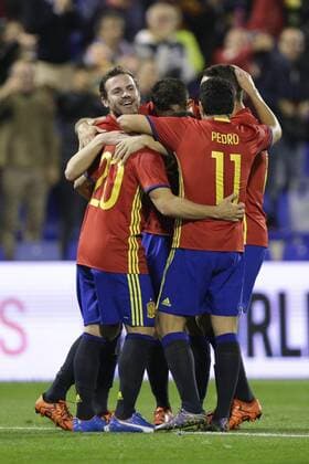 13.11.2015. Estadio Jose Rico Perez, Alicante, Spain. International Friendly LÃ¤nderspiel Spain versus England. Spain players celebrate after Santi Cazorla makes it 2-0 xCraigxMercerx  ActionPlus11681384