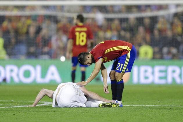 13.11.2015. Estadio Jose Rico Perez, Alicante, Spain. International Friendly LÃ¤nderspiel Spain versus England. Spain& x2019;s Nolito checks on an injured England& x2019;s Michael Carrick who has to be stretchered off xCraigxMercerx  ActionPlus11681390