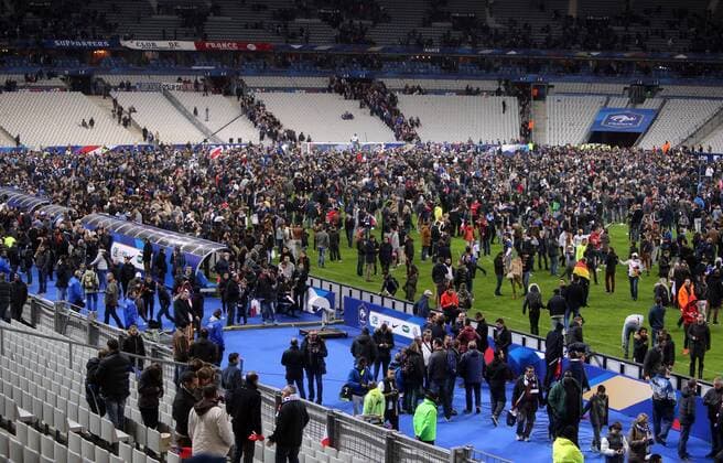 Frankreich - Deutschland DFB Frankreich, Paris, 13.11.2015, Fussball, FIFA, Länderspiel, Frankreich - Deutschland DFB: Fans nach Anschlag auf dem Rasen.