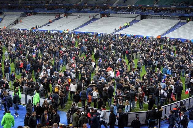 Frankreich - Deutschland DFB Frankreich, Paris, 13.11.2015, Fussball, FIFA, Länderspiel, Frankreich - Deutschland DFB: Fans nach Anschlag auf dem Rasen.