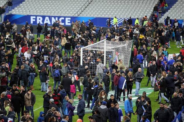 Frankreich - Deutschland DFB Frankreich, Paris, 13.11.2015, Fussball, FIFA, Länderspiel, Frankreich - Deutschland DFB: Fans nach Anschlag auf dem Rasen.