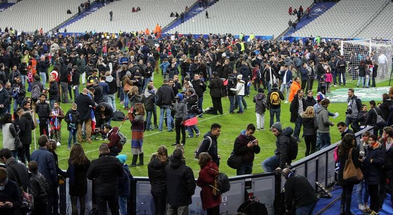 Frankreich - Deutschland DFB Frankreich, Paris, 13.11.2015, Fussball, FIFA, Länderspiel, Frankreich - Deutschland DFB: Fans nach Anschlag auf dem Rasen.
