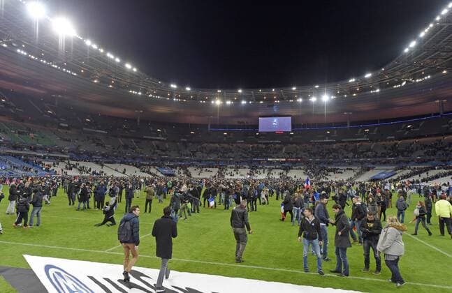 13.11.2015, Fussball Test-Länderspiel, Frankreich - Deutschland, im Stade-De-France in Paris (Frankreich), Nach dem Bombananschlag sind die Zuschauer voller Angst: Panikreaktion nach dem Spiel auf der Tribüne, die Zuschauer rennen panisch und voller Angst in den Innenraum auf den Platz um sich in Sicherheit zu bringen. 