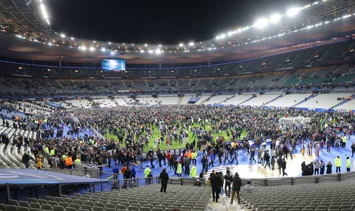 Paris , Fußball Länderspiel Frankreich vs. Deutschland ; Überischt , Zuschauer auf dem Feld