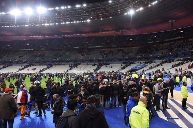 Fußball Länderspiel Frankreich - Deutschland am 13.11.2015 im Stade de France in Paris Zuschauer sind in das Stadion geflüchtet xTTx