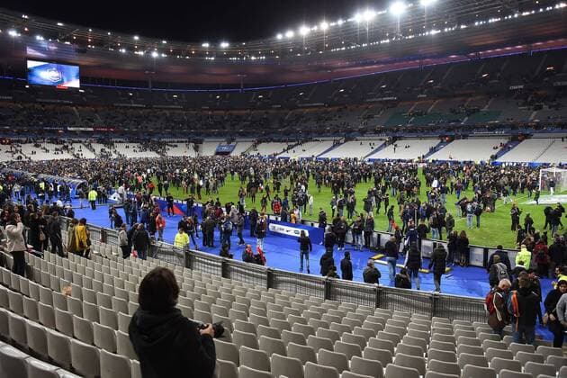 Fußball Länderspiel Frankreich - Deutschland am 13.11.2015 im Stade de France in Paris Zuschauer sind in das Stadion geflüchtet xTTx
