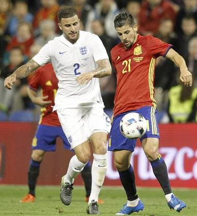 Spain s Nolito (r) and England s Kyle Walker during International Friendly Länderspiel match. November 13,2015.  (2015111330)