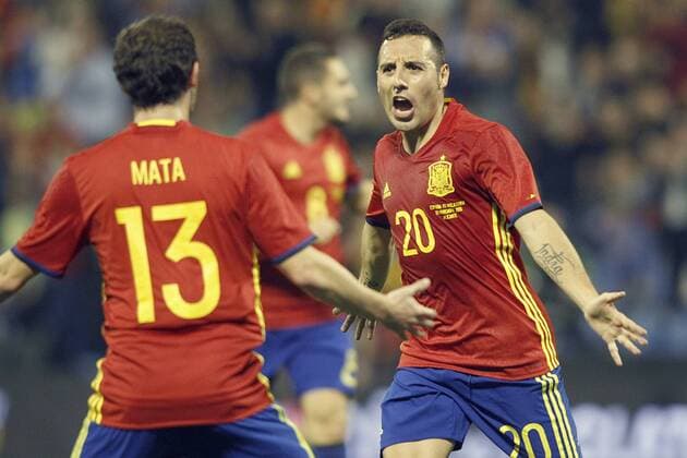Spain s Santi Cazorla (r) and Juan Mata celebrate goal during International Friendly Länderspiel match. November 13,2015.  (2015111355)