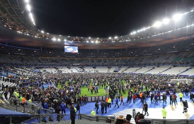 Paris , Fußball Länderspiel Frankreich vs. Deutschland ; Überischt , Zuschauer auf dem Feld