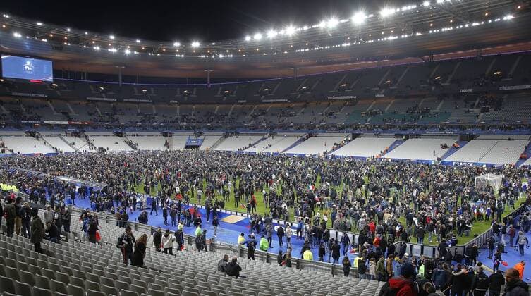 Nach den Anschlägen sind Zuschauer auf den Rasen des Stade de France geflüchtet . Frankreich-Deutschland . Fussball-Länderspiel 2015, Freundschaftsspiel . Paris, FRA, 13.11.2015 ,