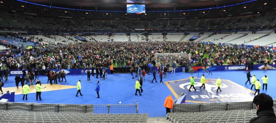 Fussball, Herren, Länderspiel (Testspiel), Saison 2015 2016, Frankreich - Deutschland in Paris, Fans flüchteten nach Spielende wegen Terroranschlägen in den Innenraum, 13.11. 2015,