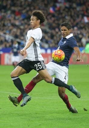 Paris , Fußball Länderspiel Frankreich vs. Deutschland ; von links: Leroy Sane ( GER ) Raphael Varane ( FRA )