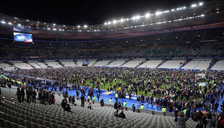Frankreich - Deutschland DFB Frankreich, Paris, 13.11.2015, Fussball, FIFA, Länderspiel, Frankreich - Deutschland DFB: Fans nach Bombenschlag nach Abpfiff auf dem Rasen des Spielfelds.
