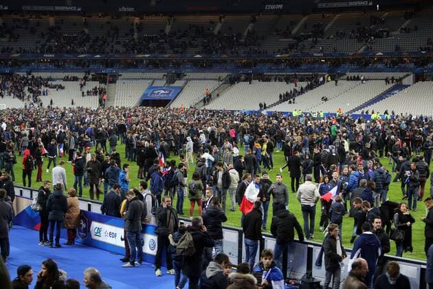 Frankreich - Deutschland DFB Frankreich, Paris, 13.11.2015, Fussball, FIFA, Länderspiel, Frankreich - Deutschland DFB: Fans nach Anschlag auf dem Rasen.
