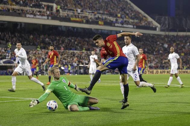 13.11.2015. Estadio Jose Rico Perez, Alicante, Spain. International Friendly LÃ¤nderspiel Spain versus England. Spain& x2019;s Marc Bartra fires a shot past England& x2019;s Joe Hart xCraigxMercerx  ActionPlus11681408