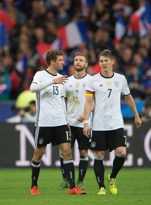 13. November 2015: Paris, Fussball Testspiel: Frankreich - Deutschland: V.l.: Thomas Mueller, Shkodran Mustafi, Bastian Schweinsteiger (Deutschland).