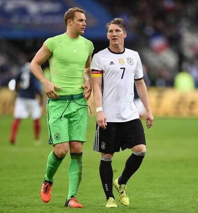 FUSSBALL INTERNATIONAL TESTSPIEL in Paris, Saint-Denis im Stade de France Frankreich - Deutschland 13.11.2015 Enttaeuschung Deutschland; Torwart Manuel Neuer (li) und Bastian Schweinsteiger 