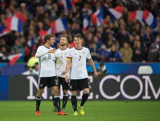 13. November 2015: Paris, Fussball Testspiel: Frankreich - Deutschland: V.l.: Thomas Mueller, Shkodran Mustafi, Bastian Schweinsteiger (Deutschland).