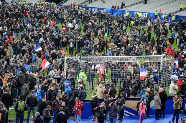 13. November 2015: Paris, Fussball Testspiel: Frankreich - Deutschland: Nach dem Spiel stehen die Fans beider Mannschaften auf dem Rasen und duerfen das Stadion nicht verlassen.