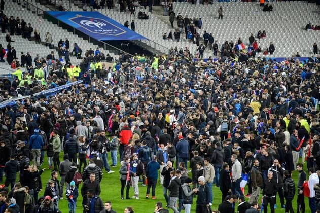 13. November 2015: Paris, Fussball Testspiel: Frankreich - Deutschland: Nach dem Spiel stehen die Fans beider Mannschaften auf dem Rasen und duerfen das Stadion nicht verlassen.