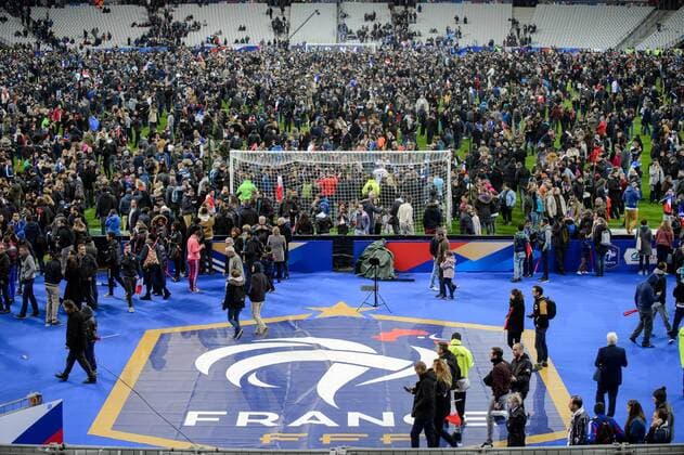 13. November 2015: Paris, Fussball Testspiel: Frankreich - Deutschland: Nach dem Spiel stehen die Fans beider Mannschaften auf dem Rasen und duerfen das Stadion nicht verlassen.