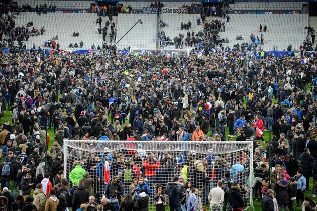 13. November 2015: Paris, Fussball Testspiel: Frankreich - Deutschland: Nach dem Spiel stehen die Fans beider Mannschaften auf dem Rasen und duerfen das Stadion nicht verlassen.