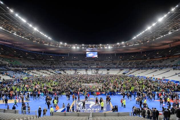 13. November 2015: Paris, Fussball Testspiel: Frankreich - Deutschland: Nach dem Spiel stehen die Fans beider Mannschaften auf dem Rasen und duerfen das Stadion nicht verlassen.