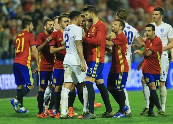 Tempers flare between Spain s and England s players International Friendly Länderspiel - Spain vs England - Estadio Jose Rico Perez Stadium - Spain - 13th November 2015 - Picture David Klein Sportimage EDITORIAL USE ONLY. No use with unauthorised audio, video, data, fixture lists, club league logos or live services. Online in-match use limited to 120 images, no video emulation. No use in betting, games or single club league player publications.