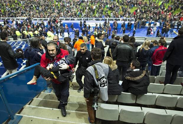 Paris St. Denis, 13.11.2015, Stade de France Verletztes Kind wird aus dem Stadion getragen - Nach dem Anschlag in Paris flüchten die Fans in den Innenraum des Stadions Frankreich - Deutschland mm